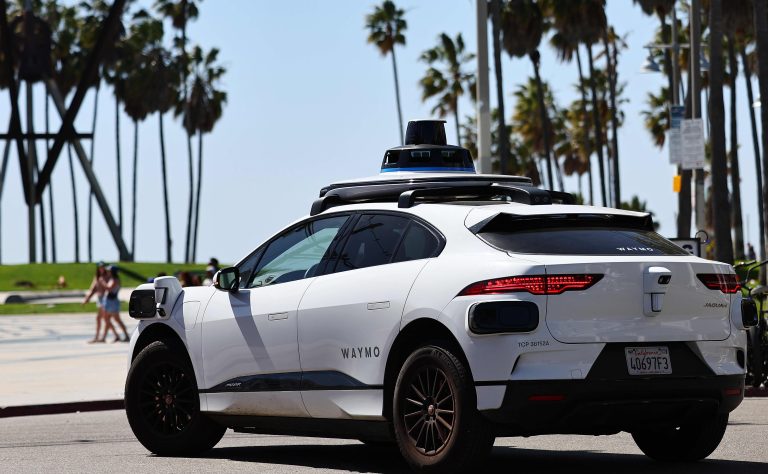 Robotaxi Otonom Waymo Mulai Masuk ke Jalan Tol di Los Angeles